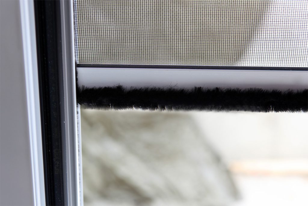 AUF MASS Montage innen/außen SOLARMATIC® Insektenschutzrollo für Dachfenster 